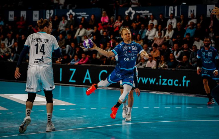 Joueur de handball sautant avec un ballon