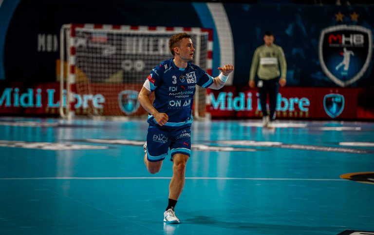 Joueur de handball en action sur le terrain.
