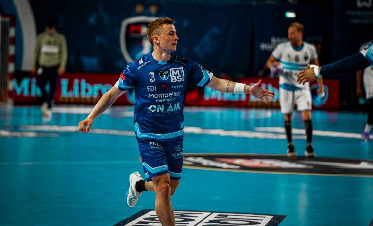 Joueur de handball sur le terrain, bras tendus