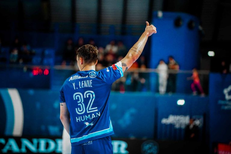 Joueur de handball levant le pouce.