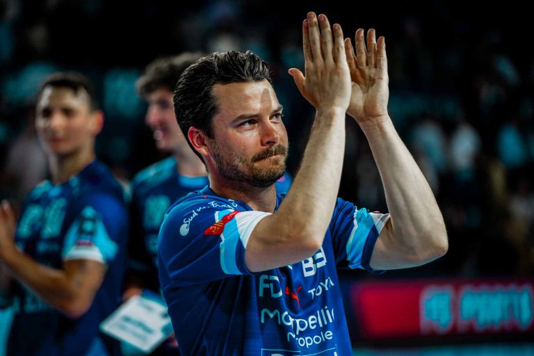 Joueur de handball applaudissant lors d'un match