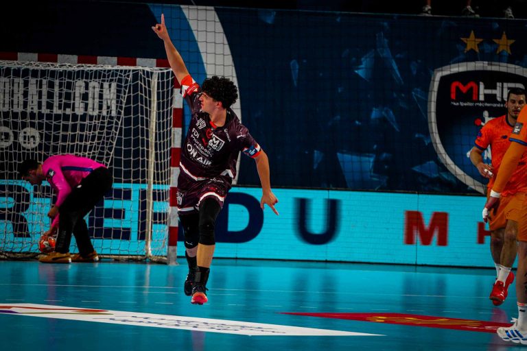 Joueur de handball célèbre un but marqué.