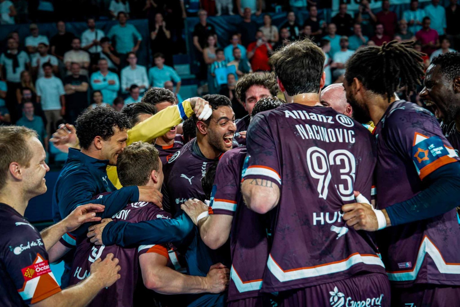 Joueurs de handball célébrant une victoire ensemble.