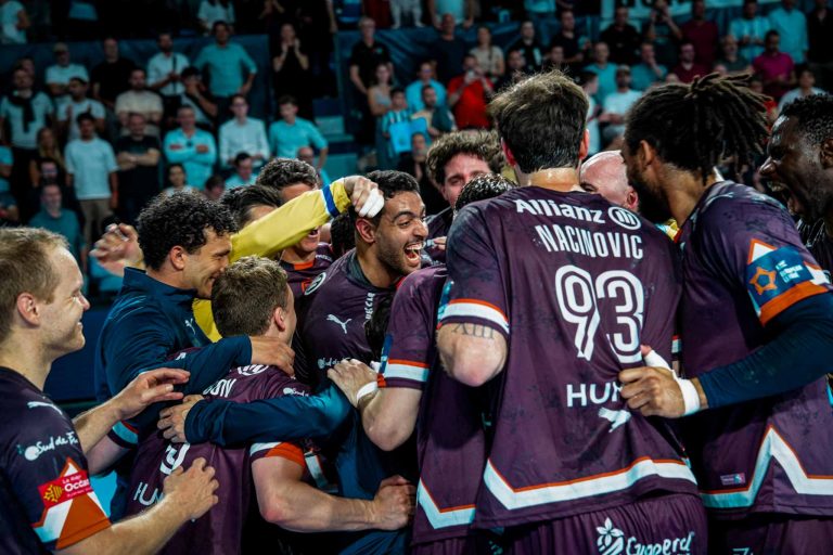 Joueurs de handball célébrant une victoire ensemble.