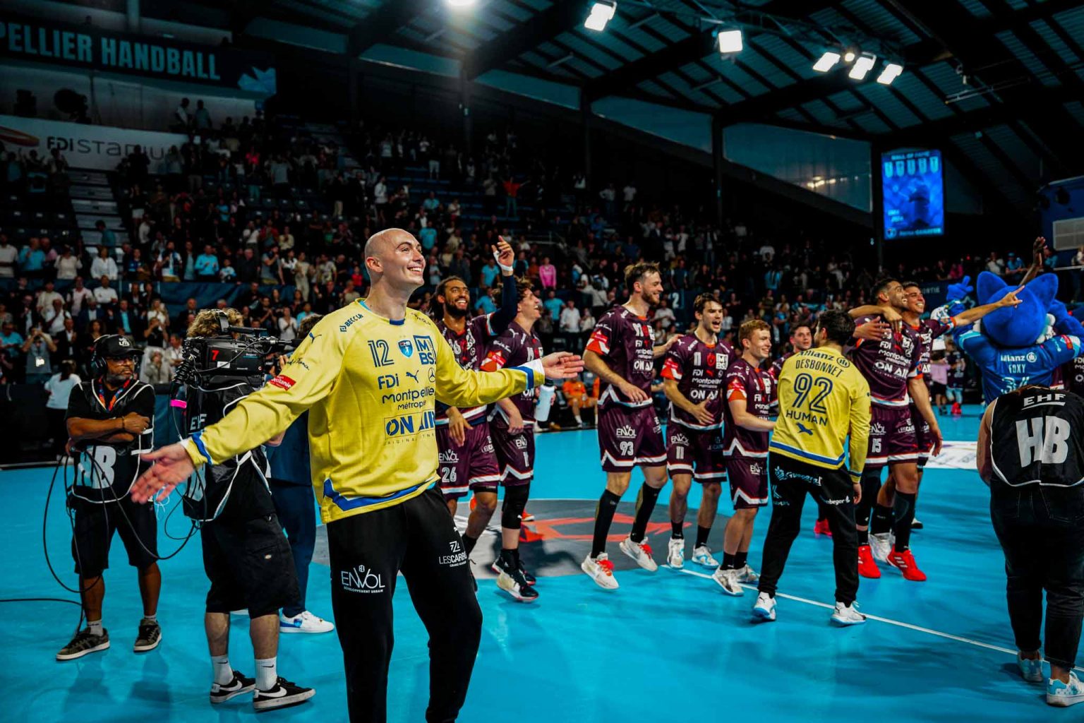 Célébration d'une équipe de handball après victoire.