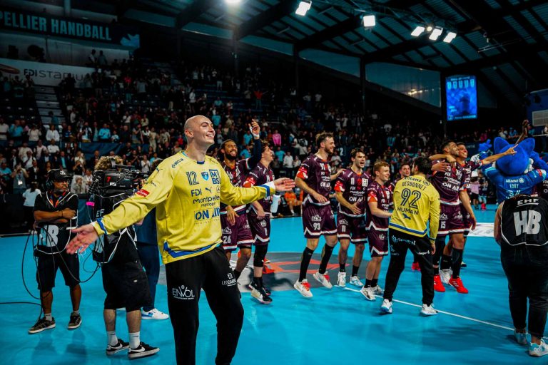 Célébration d'une équipe de handball après victoire.