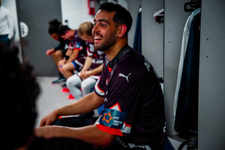 Joueur souriant dans un vestiaire, équipe de handball.