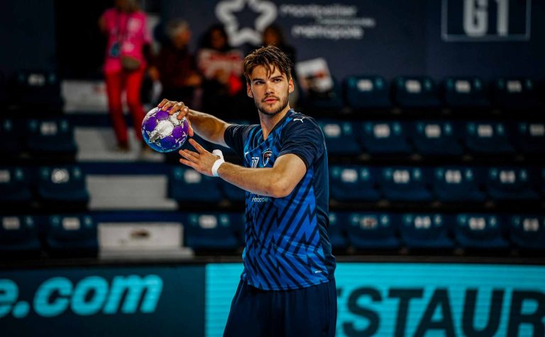 Joueur de handball en action sur le terrain.