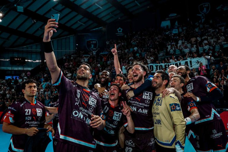 Joueurs célèbrent après un match de handball.