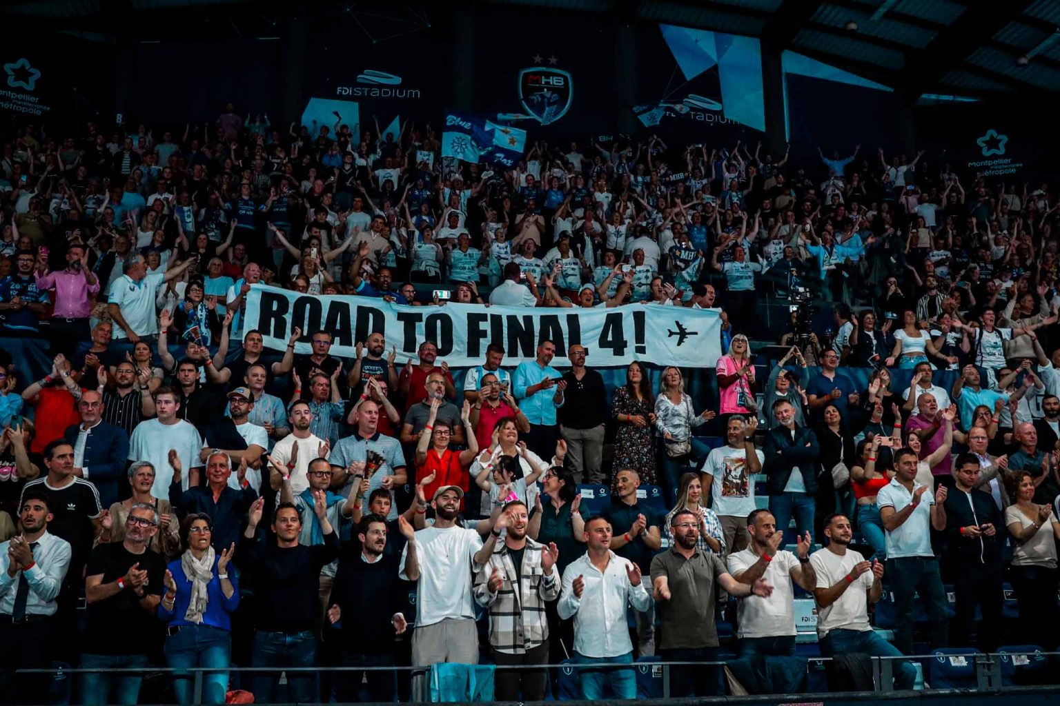Supporters enthousiastes avec une banderole finale.