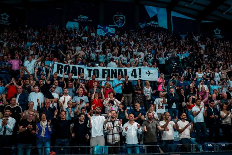 Supporters enthousiastes avec une banderole finale.