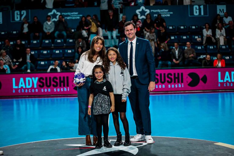 Famille posant sur un terrain de sport.