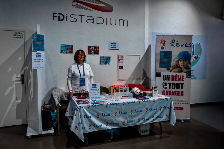 Stand Rêves au FDI Stadium pour collecte de fonds.