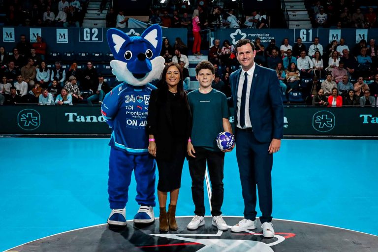 Personnes posant avec mascotte de Montpellier Handball.