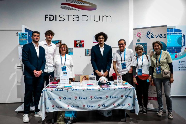 Groupe devant stand Rêves au FDI Stadium.