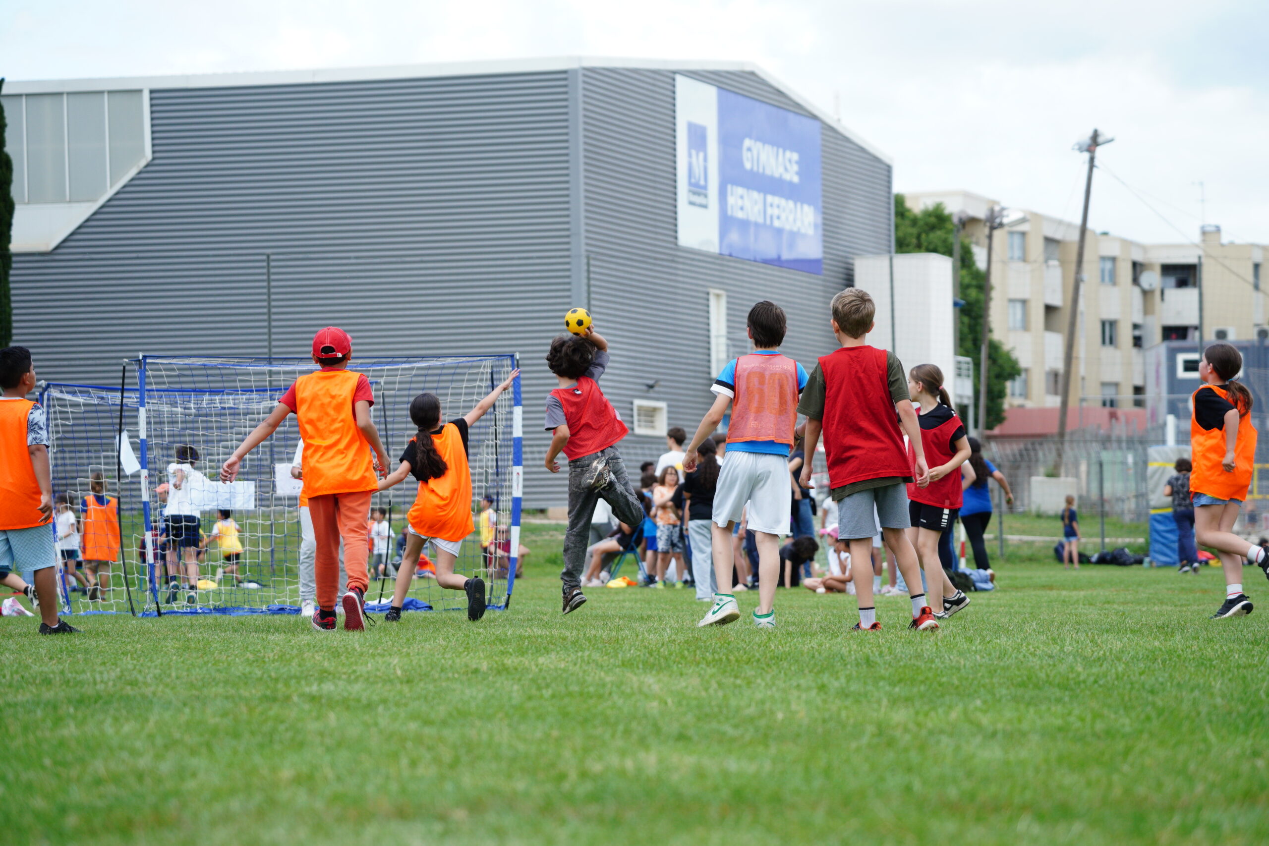 Plus de 800 élèves réunis pour une journée de handball inoubliable au Parc de la Rauze !