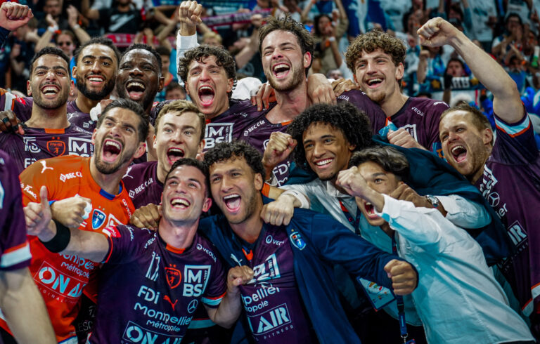 Équipe de handball célébrant victoire sportive