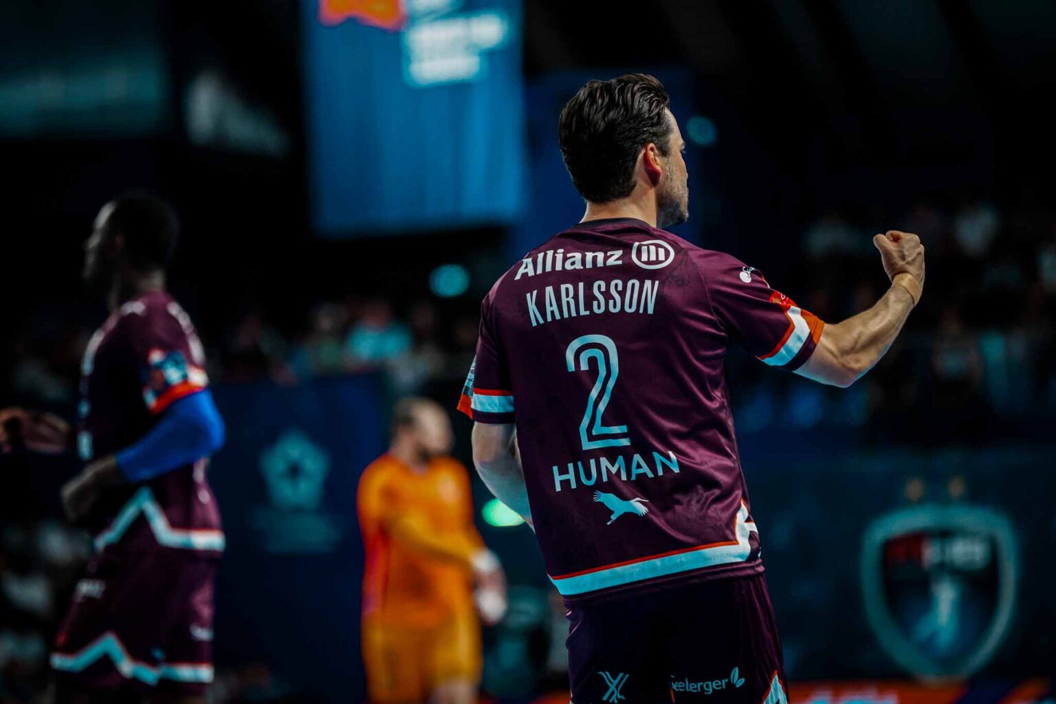 Joueur de handball célébrant pendant un match.