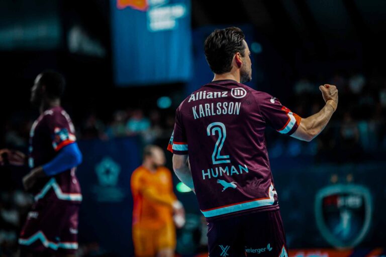 Joueur de handball célébrant pendant un match.