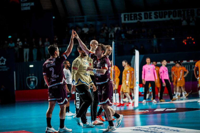 Joueurs de handball célébrant après un match.