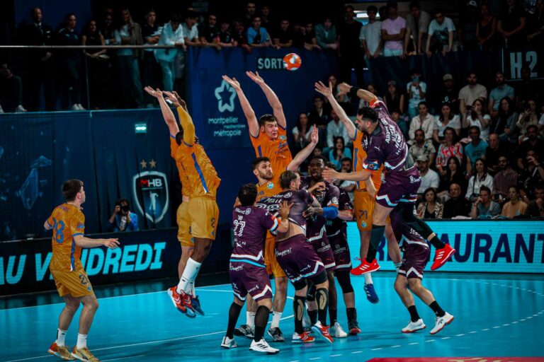 Match de handball, joueurs en action.