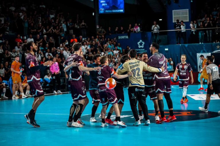 Équipe de handball célébrant après un match.