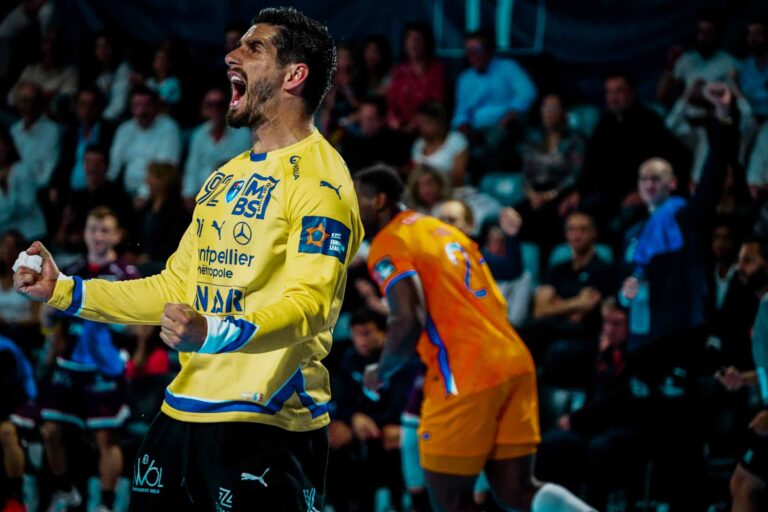Joueur de handball célébrant un but important.
