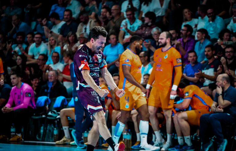 Joueur de handball célébrant un point sur le terrain.