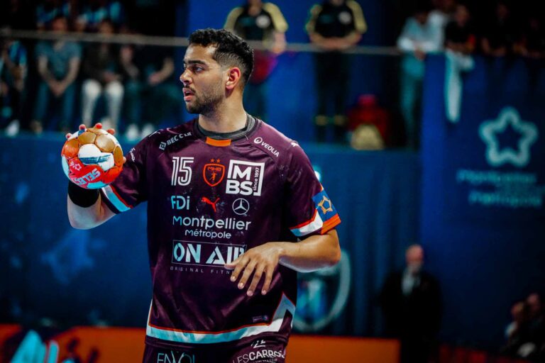 Joueur de handball tenant le ballon en match.