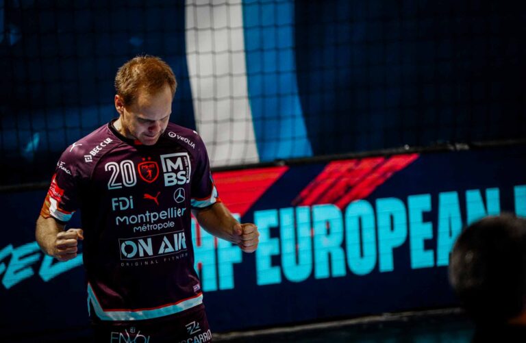 Joueur de handball célèbre célébrant sur le terrain