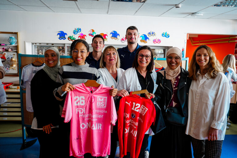 Groupe de femmes montrant des maillots de sport colorés.