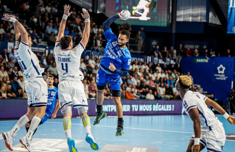 Joueur de handball en action sur le terrain.