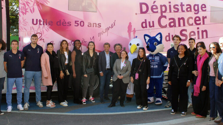 Équipe lors d'une campagne de dépistage du cancer du sein.