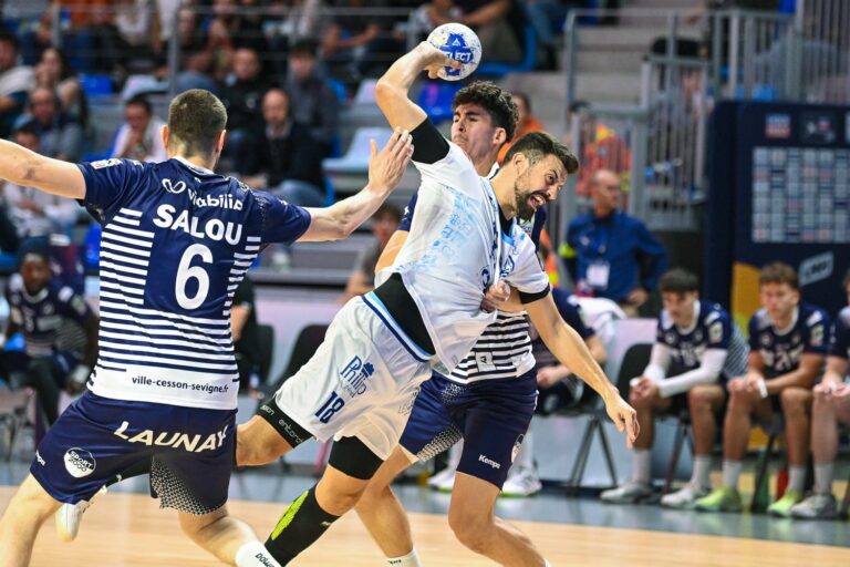 Match de handball intense, joueurs en action
