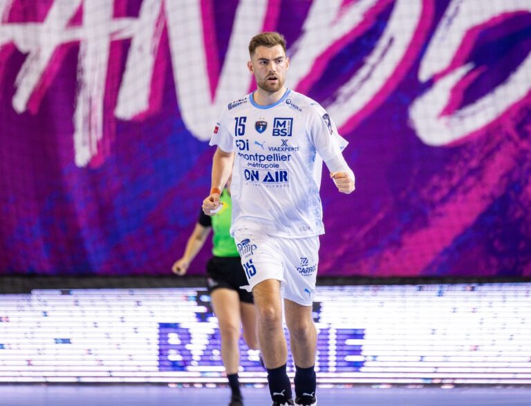 Joueur de handball en action sur le terrain.