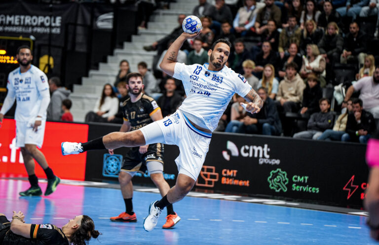Joueur de handball en plein saut lors du match.