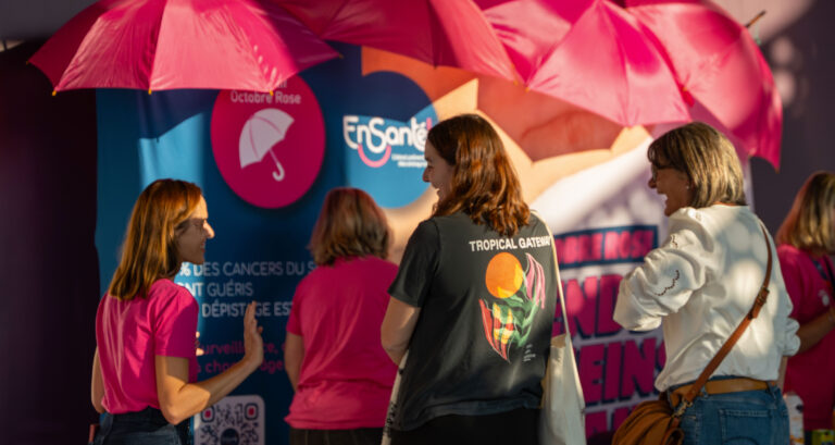 Participants discutent lors d'un événement Octobre Rose.