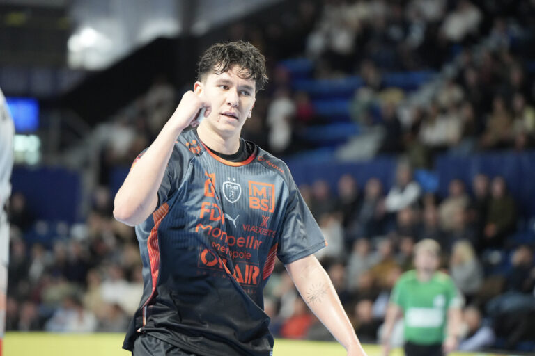 Joueur de handball célébrant lors d'un match.