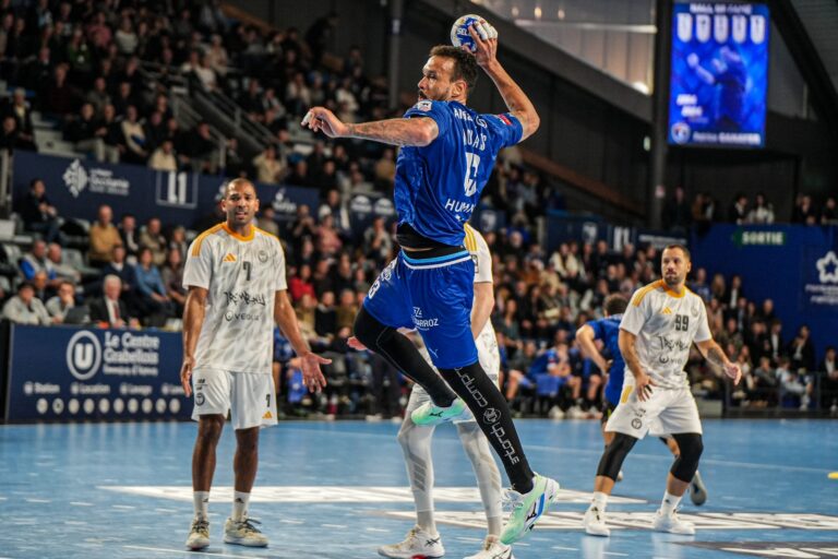 Joueur de handball en action lors d'un match.