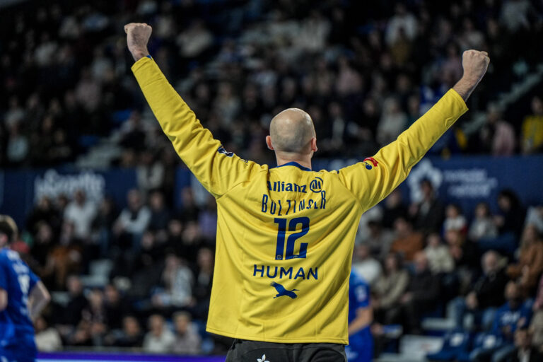 Gardien de handball célèbre une victoire