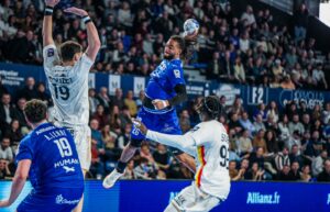 Match de handball en salle, joueurs en action.