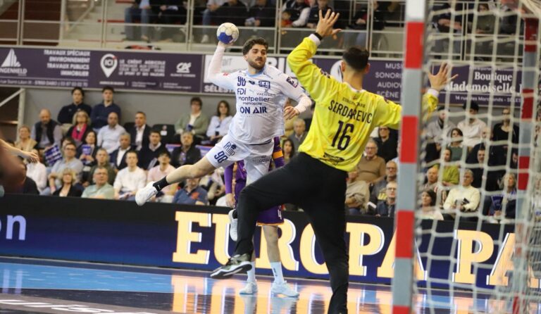Joueur de handball en plein saut face au gardien.