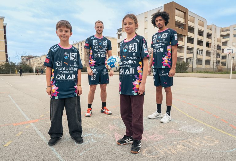 Équipe de handball posant sur un terrain extérieur.