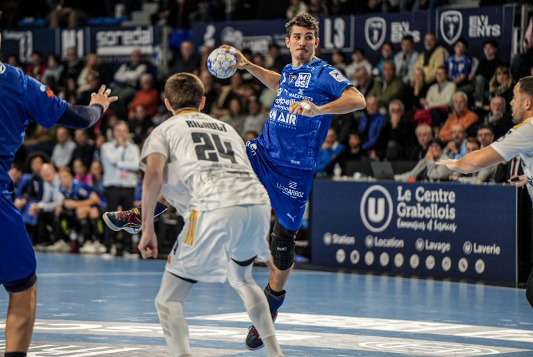 Joueur de handball en action sur le terrain.