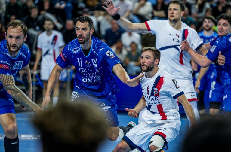 Match de handball entre deux équipes en action.