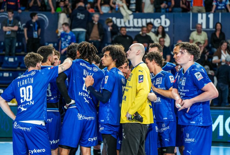Équipe de handball en discussion sur le terrain.