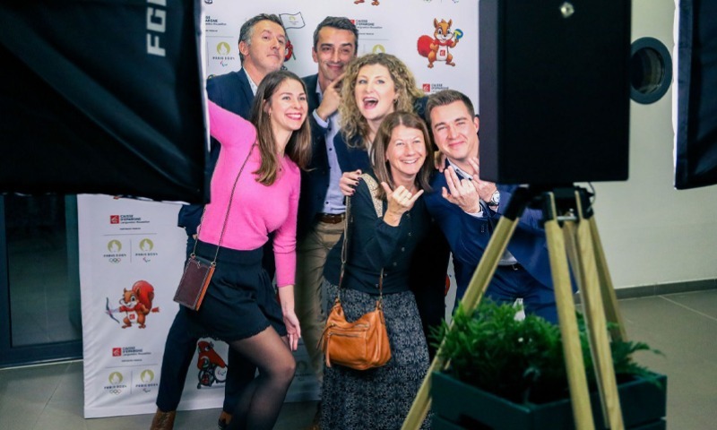 Groupe de personnes prenant un selfie joyeux.