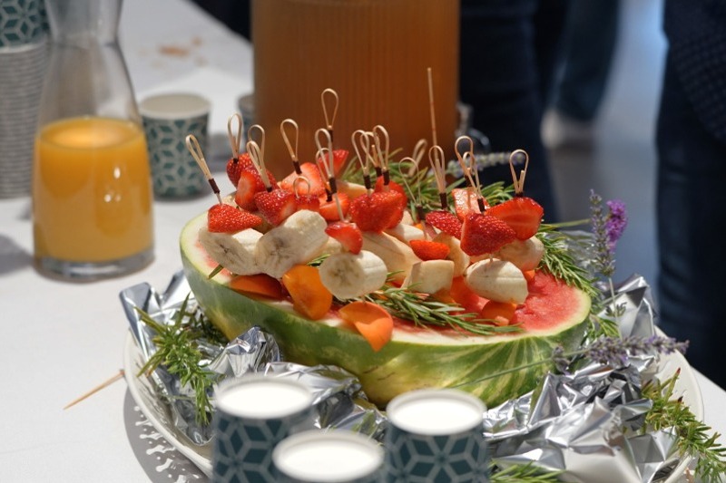 Plateau de fruits avec jus de mangue