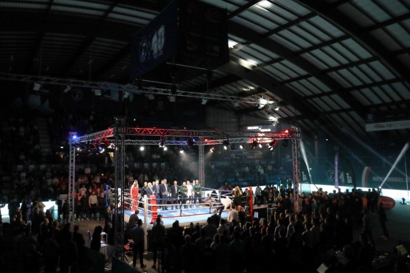 Match de boxe dans une salle comble.