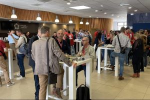Groupe discutant lors d'un événement professionnel intérieur.